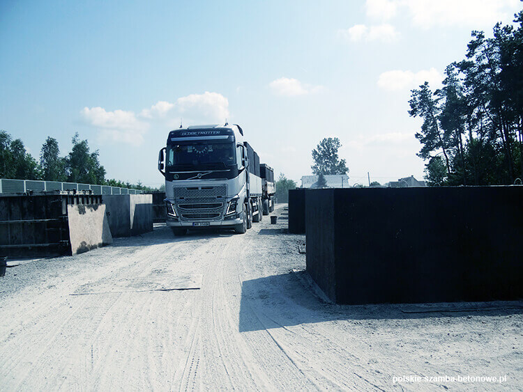 Transport szamb betonowych  w Lubniewicach